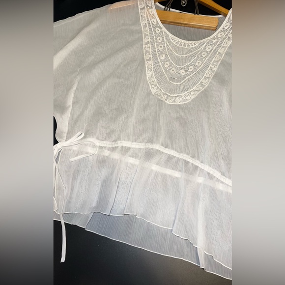 Apt. 9 Tops - APT 9 White Crochet Trim Flowy Sleeve Sheer Women's Top Sz XL EUC
